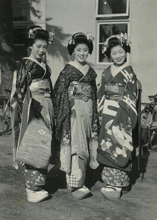 着物を着た芸者3人の白黒写真