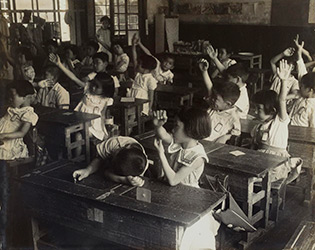 昭和20年代後半の高津小学校の教室の子ども達を撮影した白黒写真