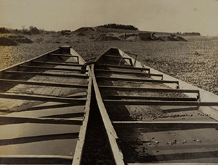多摩川の砂利運搬に使われた舟の白黒写真（昭和20年代後半）