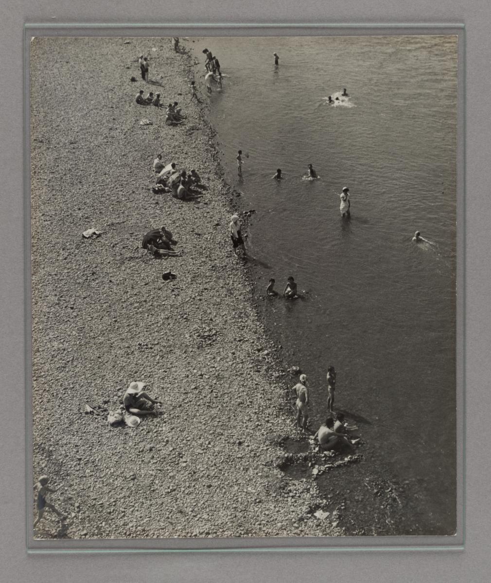 昭和30年頃の多摩川での水浴び風景の白黒写真