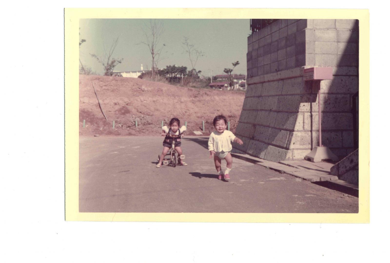 昭和47年、梶ヶ谷第１公園前で遊ぶ子どもの写真