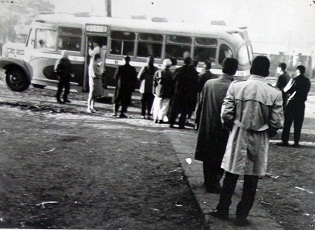 昭和34年に上作延で撮影された市営バスと人々の白黒写真